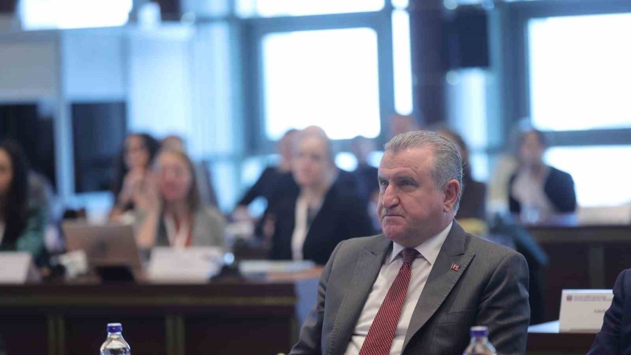 Bakan Bak: "Gençleri bugünün ortağı ve karar süreçlerinin doğal paydaşı olarak görüyoruz"