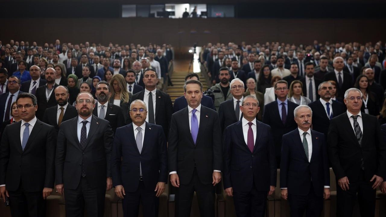 Bakan Bayraktar: "Enerjide bağımsız bir Türkiye hedefinde en önemli görev enerji uzmanlarına düşüyor"