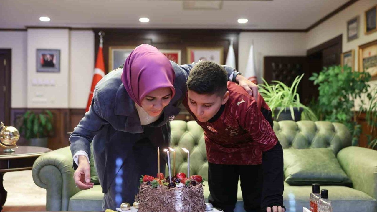Bakan Göktaş şehidin oğlunun doğum gününü bakanlıkta kutladı