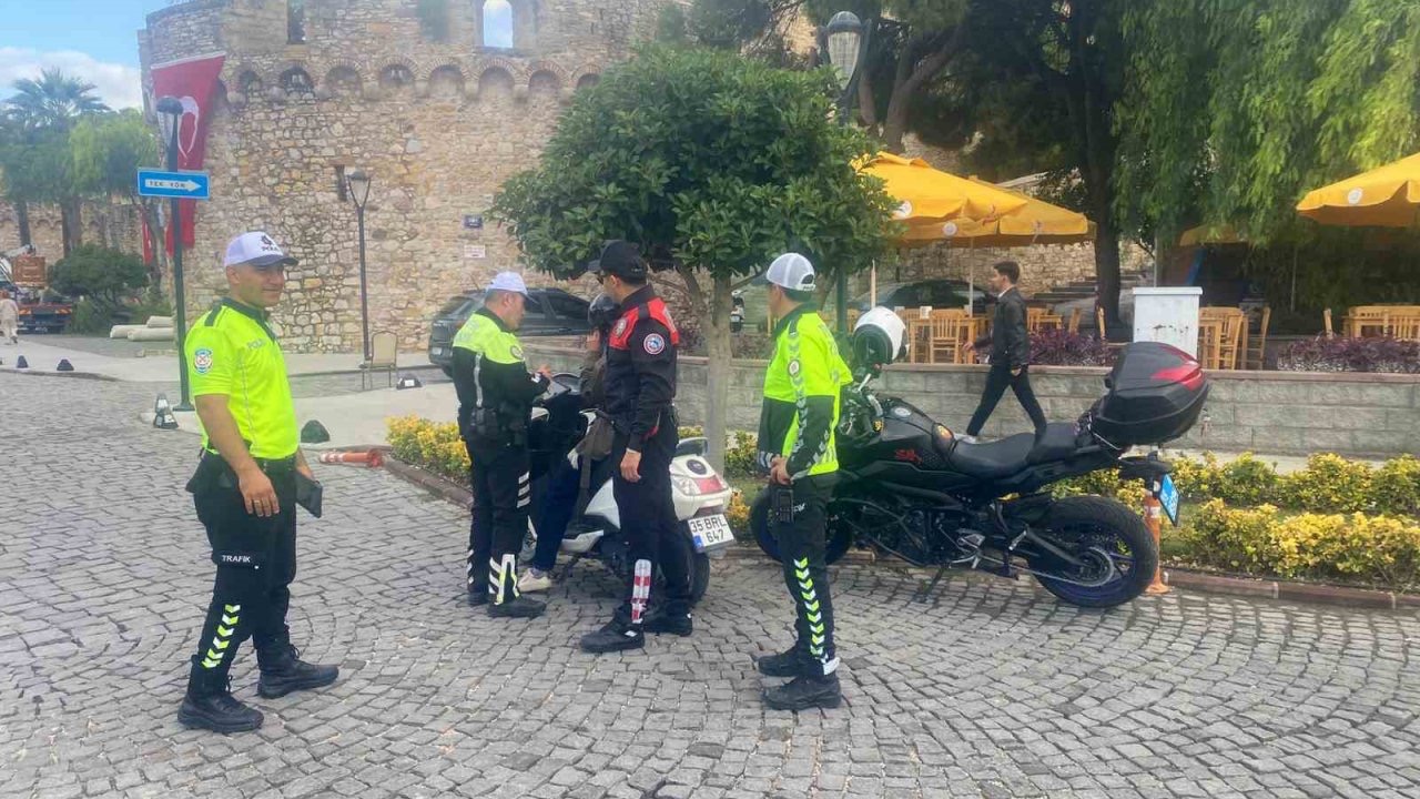 Çeşme’de motosiklet denetimlerinde sürücülere 545 bin lira ceza