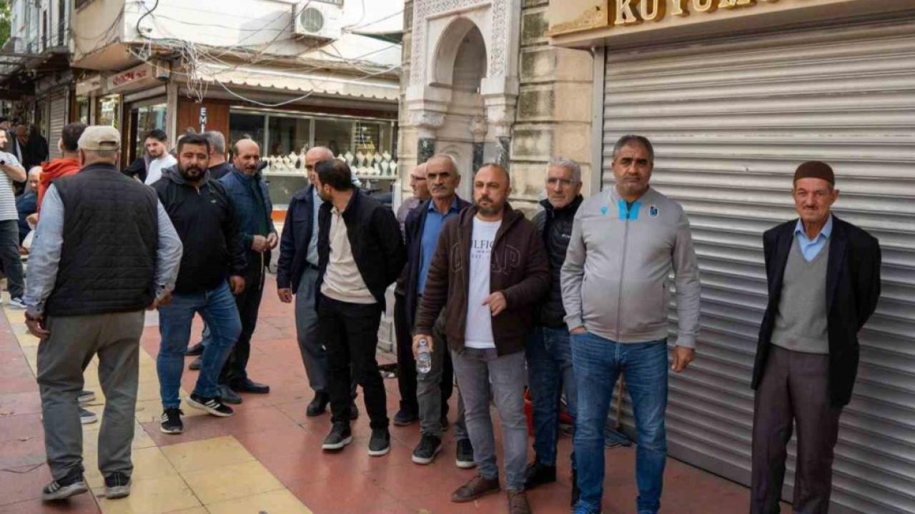 Dolandırıldıklarını iddia eden kuyumcu mağdurları dükkan önünde toplandı