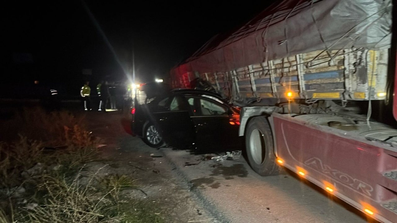 Ege'de trafik kazası can aldı: Otomobil tırla çarpıştı 2 ölü, 2 yaralı!