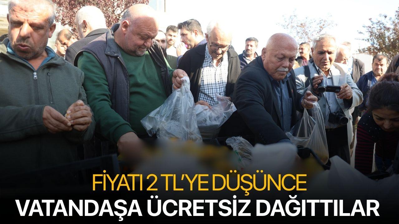 Fiyatı 2 TL'ye düşünce vatandaşa ücretsiz dağıttılar