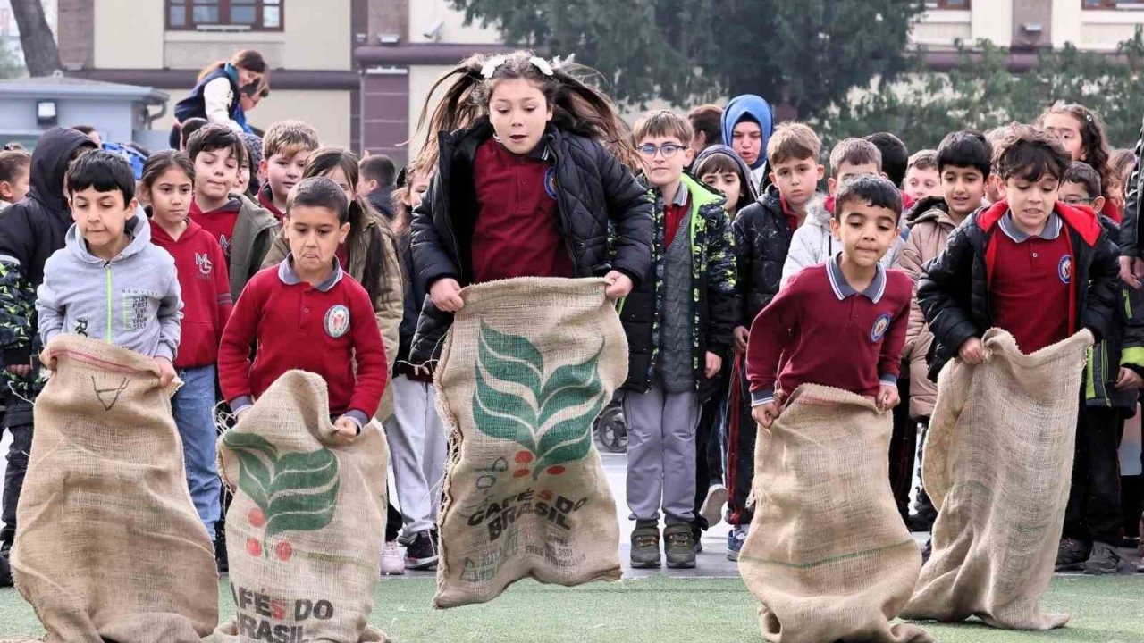 Geleneksel Oyunlar Tırı Manisa’da çocuklarla buluştu