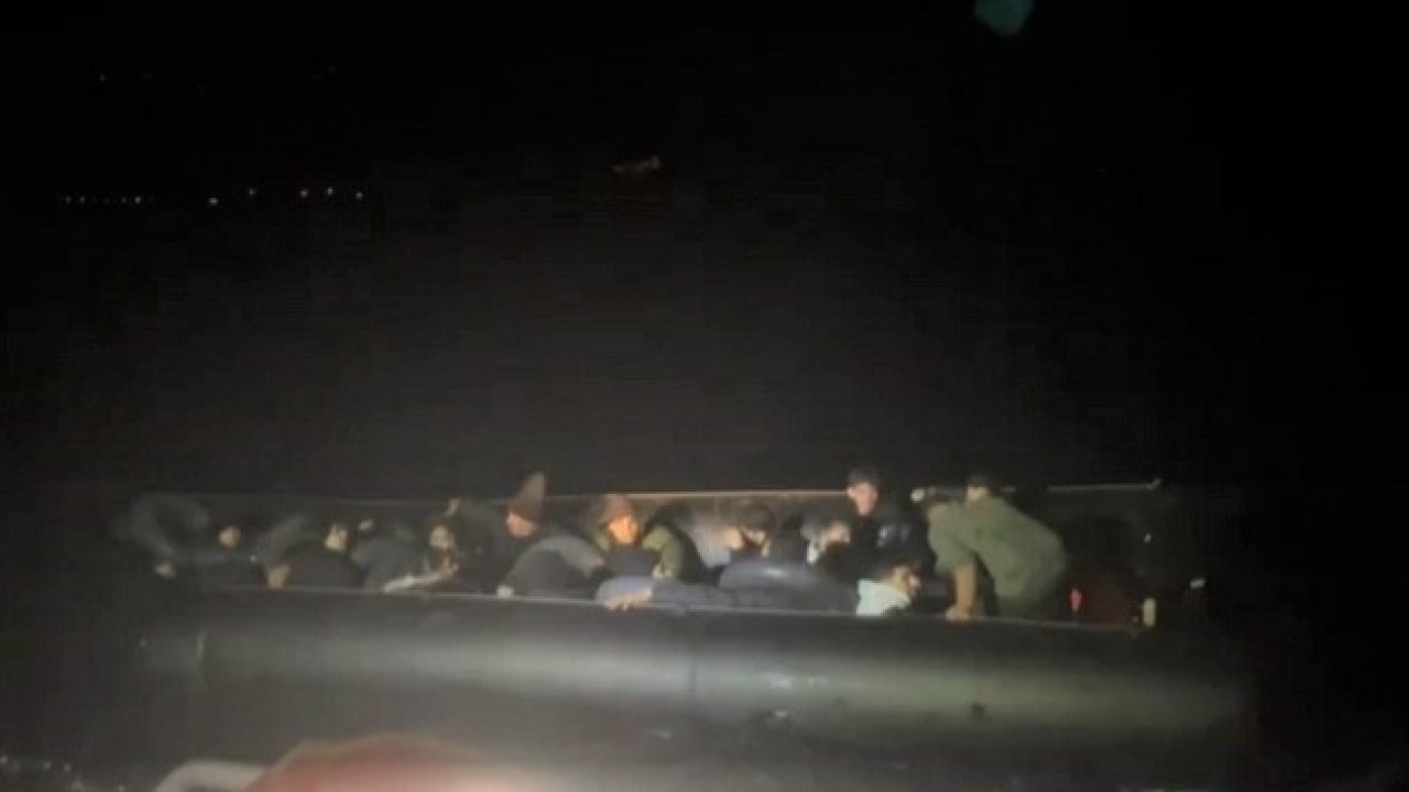 İzmir açıklarında 20 düzensiz göçmen yakalandı