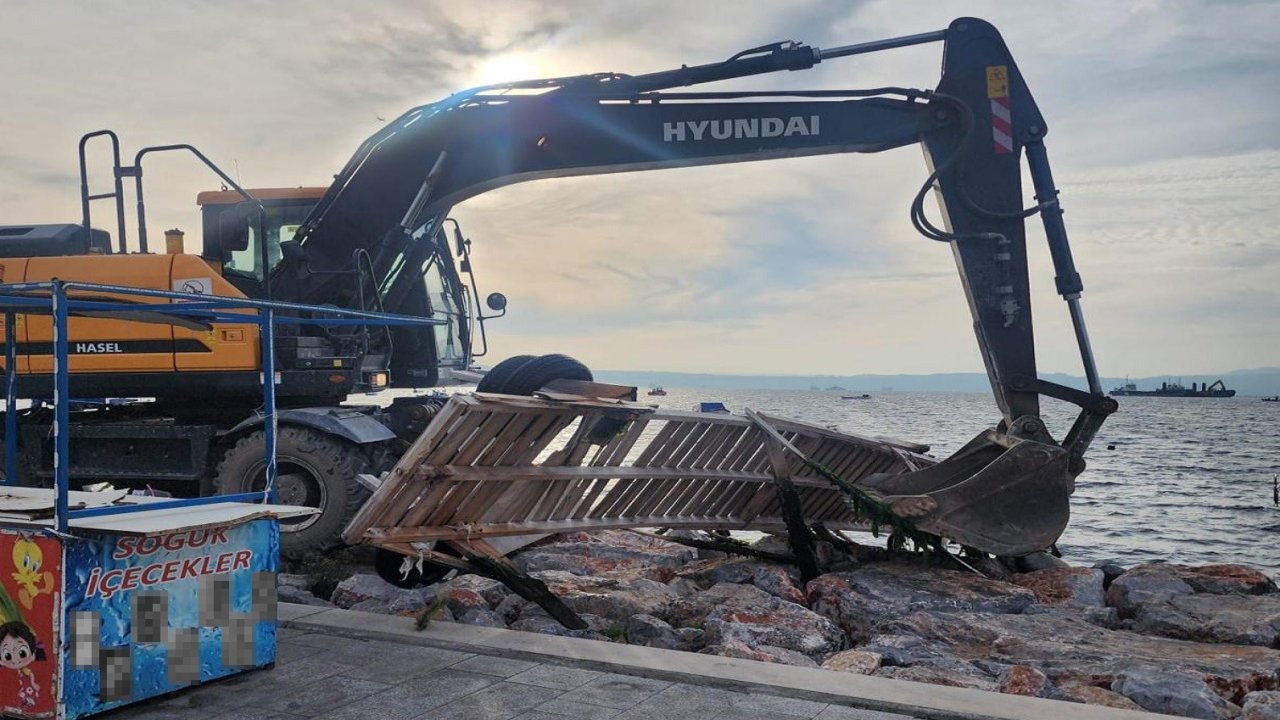 Karşıyaka’daki kaçak iskeleler yıkılıyor