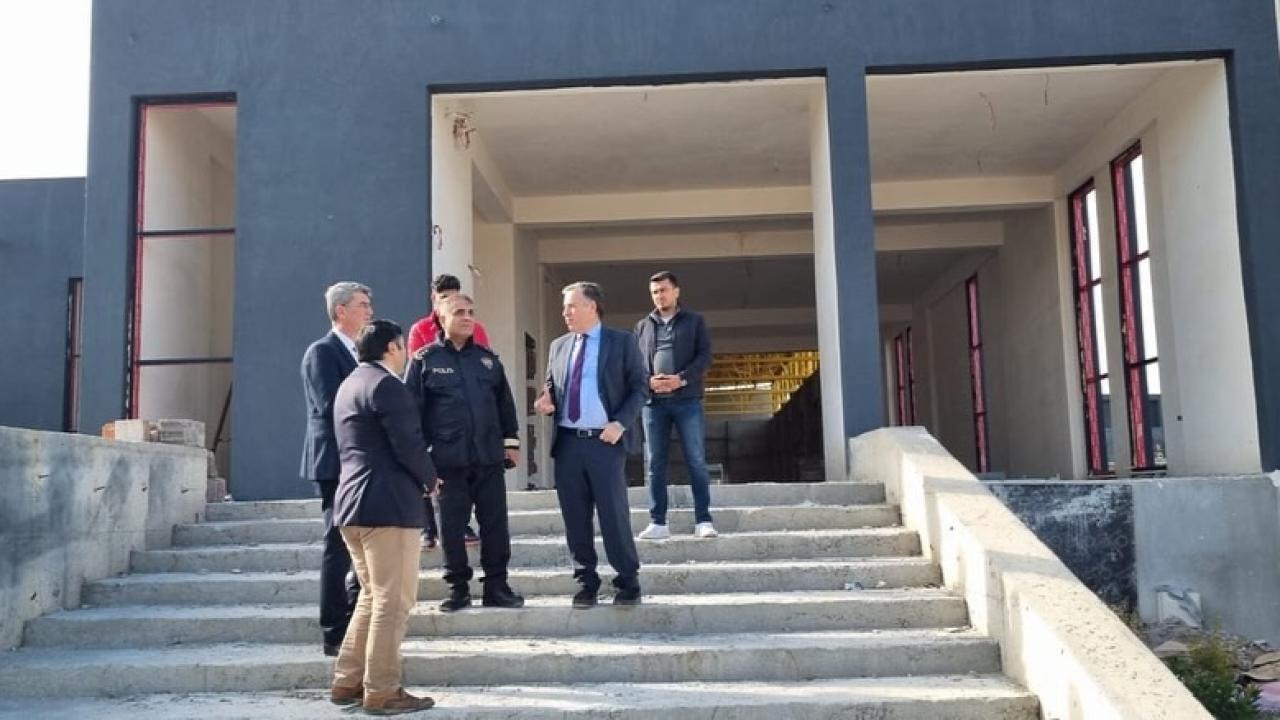 Kaymakam Kapankaya, Turgutlu'daki Yarı Olimpik Yüzme Havuzu İnşaatını İnceledi