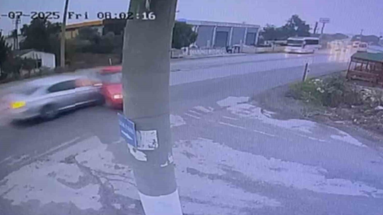 Kemalpaşa’da feci trafik kazası kamerada: 2 ölü, 4 yaralı!