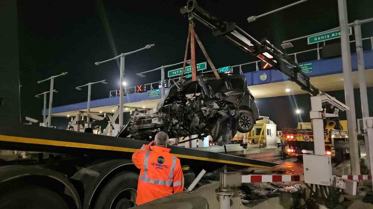 Kuzey Marmara Otoyolu’nda otomobil gişeye girdi: 1 ağır yaralı