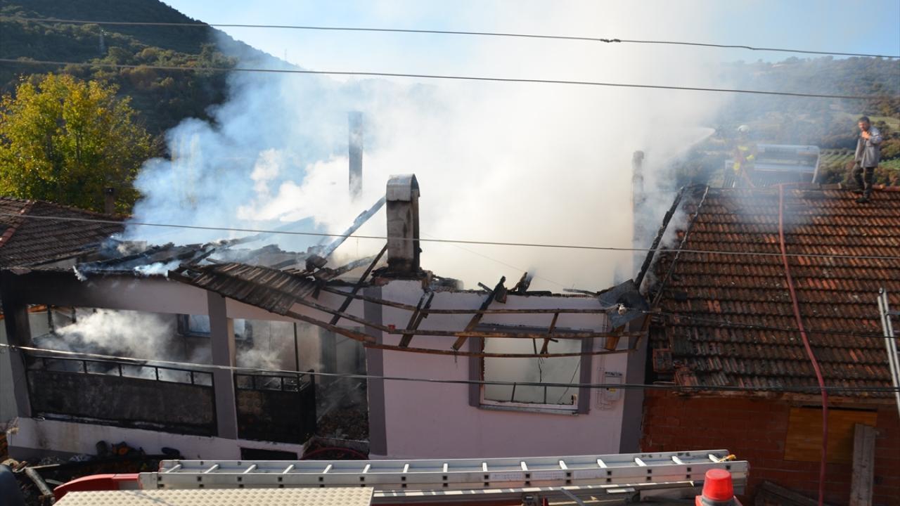 Manisa'da feci yangın: Ev kullanılamaz hale geldi!