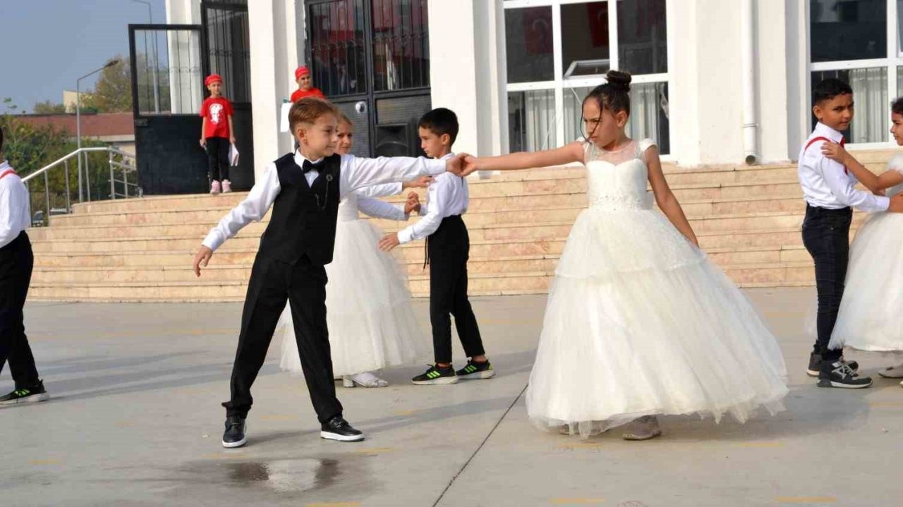 Manisa'da ‘Son Balo’ gösterisi ile 10 Kasım’a özel anma