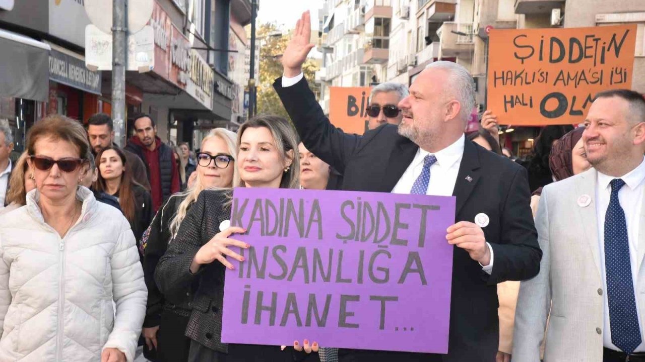 Menemen, kadına şiddete karşı tek ses oldu