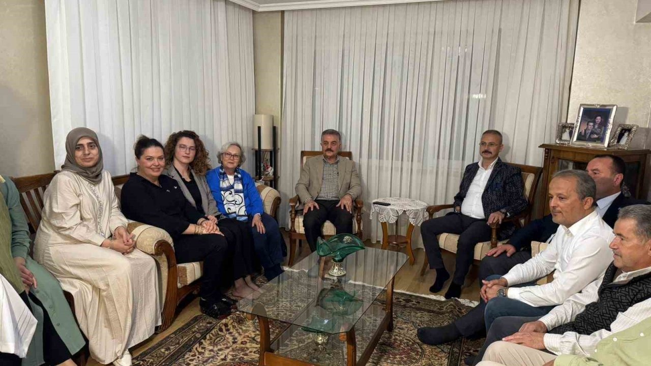 MHP kapı kapı gezip vatandaşlara 'Terörsüz Türkiye' hedefini anlatıyor