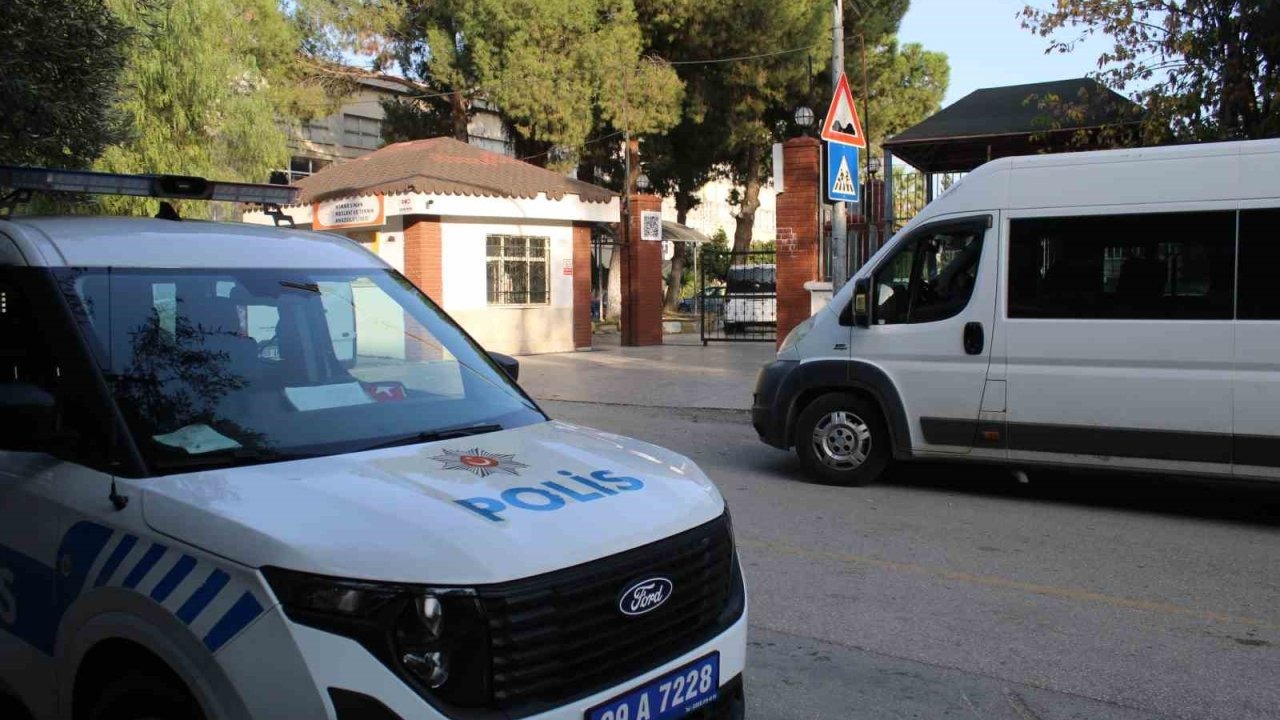 Okul önündeki tartışma kanlı bitti: 2 öğrenci bıçakla yaralandı