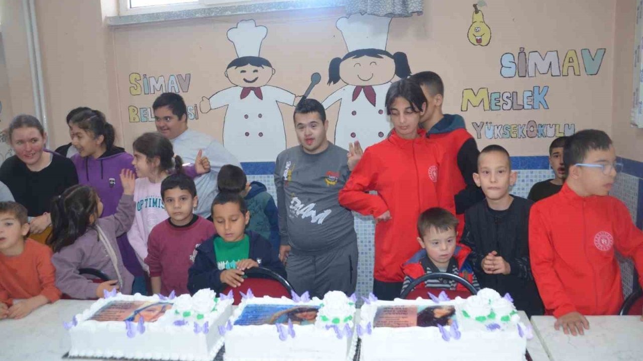 Özel öğrenciler Yeşim Akbaş’ı doğum gününde andı