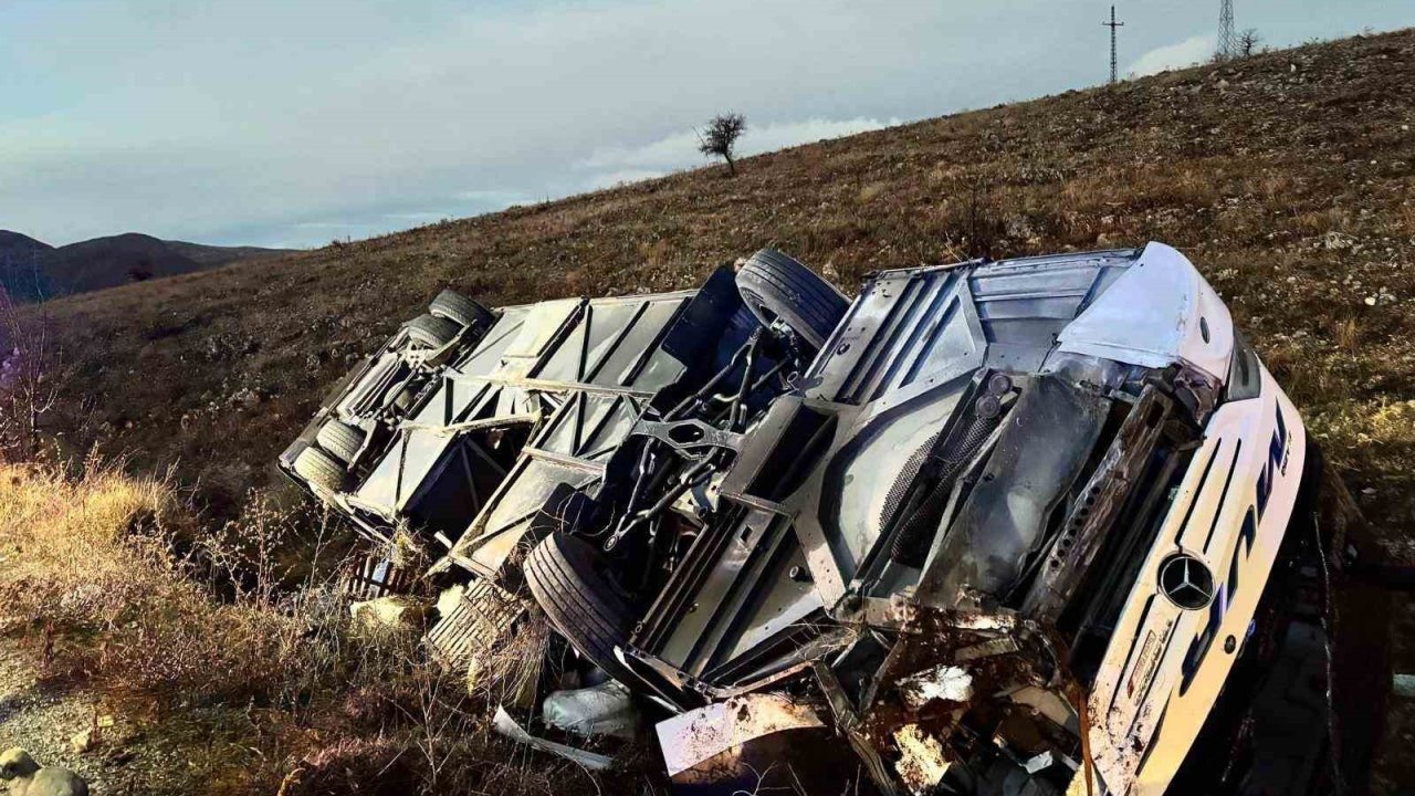Yolcu otobüsü devrildi: 2 ölü, 21 yaralı