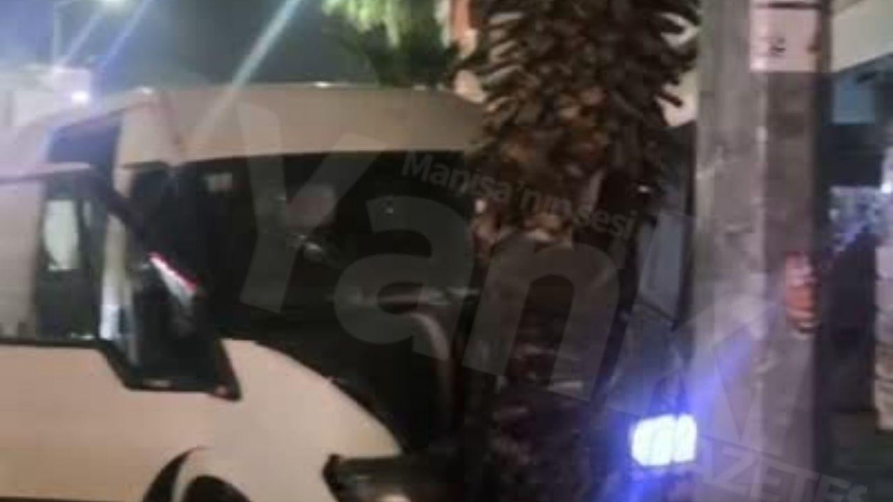 Atatürk Bulvarı'nda korkutan kaza! Ağaca çarparak durabildi