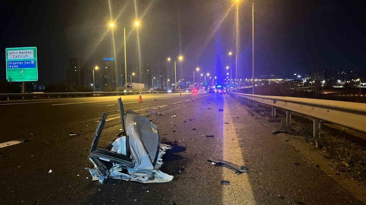 Başkent'te feci kaza: Otomobil tırın altına girdi, 2 ölü 1 ağır yaralı!