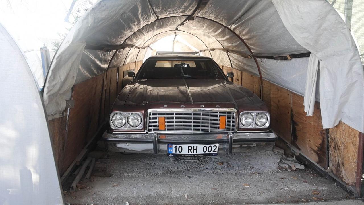 Bu sera bildiğiniz seralara benzemiyor: İçeride araba yetişiyor!