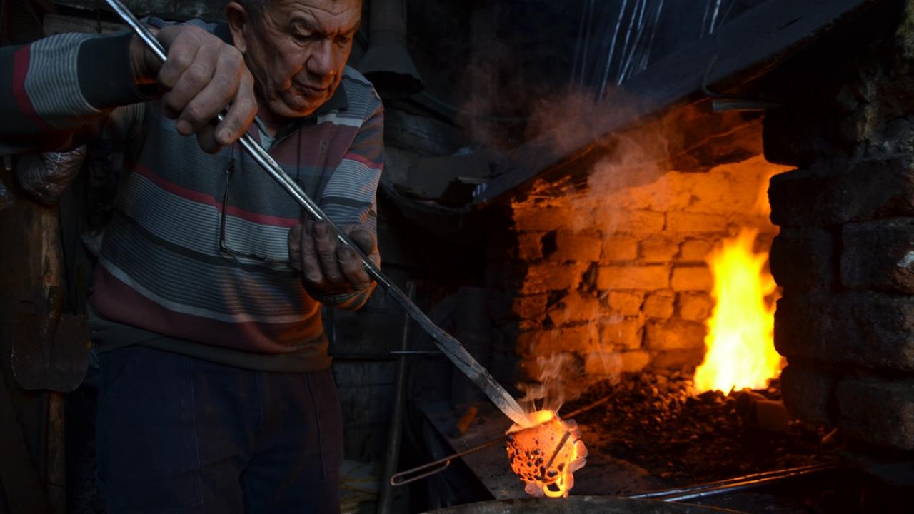 Demirci’de 65 Yıllık Emek: Çan Ustası Sabancı Ailesi Geleneği Yaşatıyor