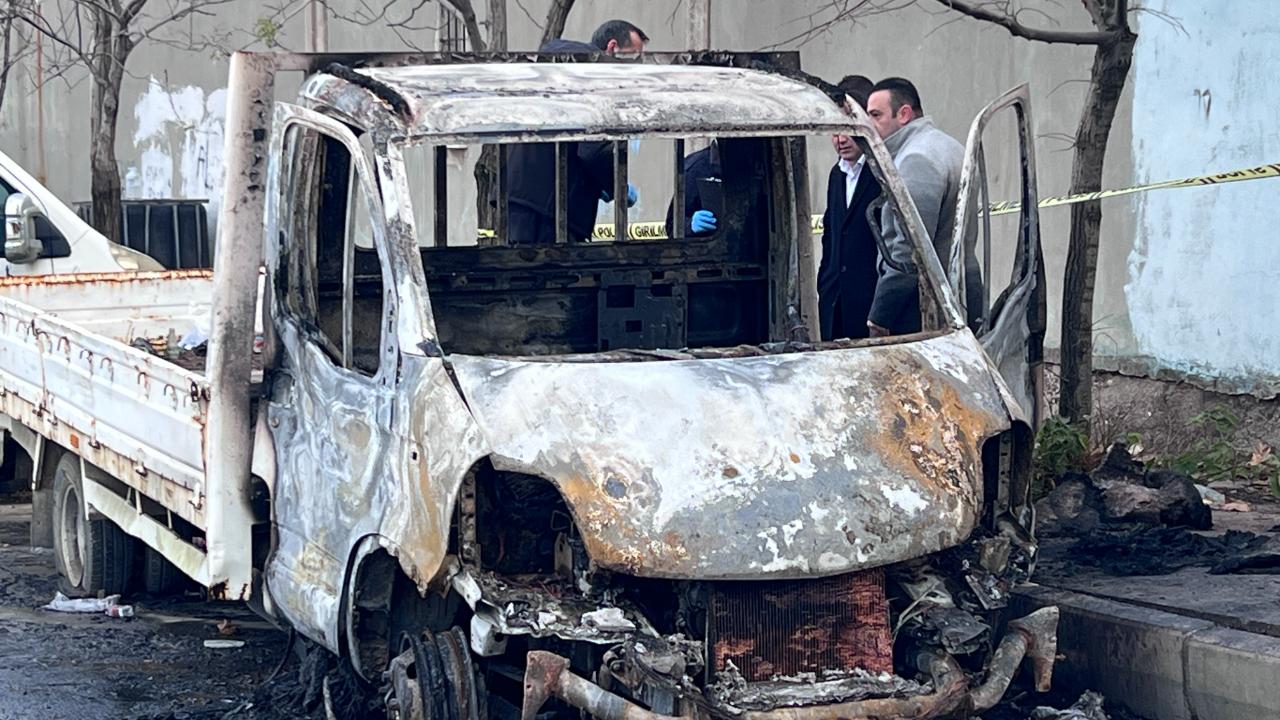 Geceyi geçirmek için girdiği kamyonet mezarı oldu: Araçta yanmış halde bulundu