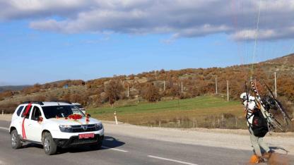 Gökyüzünden Düğün Baskını: Paramotorcular Gelin Arabasının Önünü Kesti