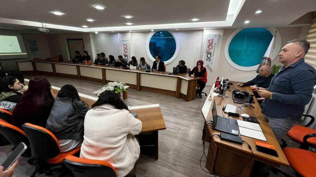 İlçede üniversite öğrencilerine mobil fotoğraf eğitimi