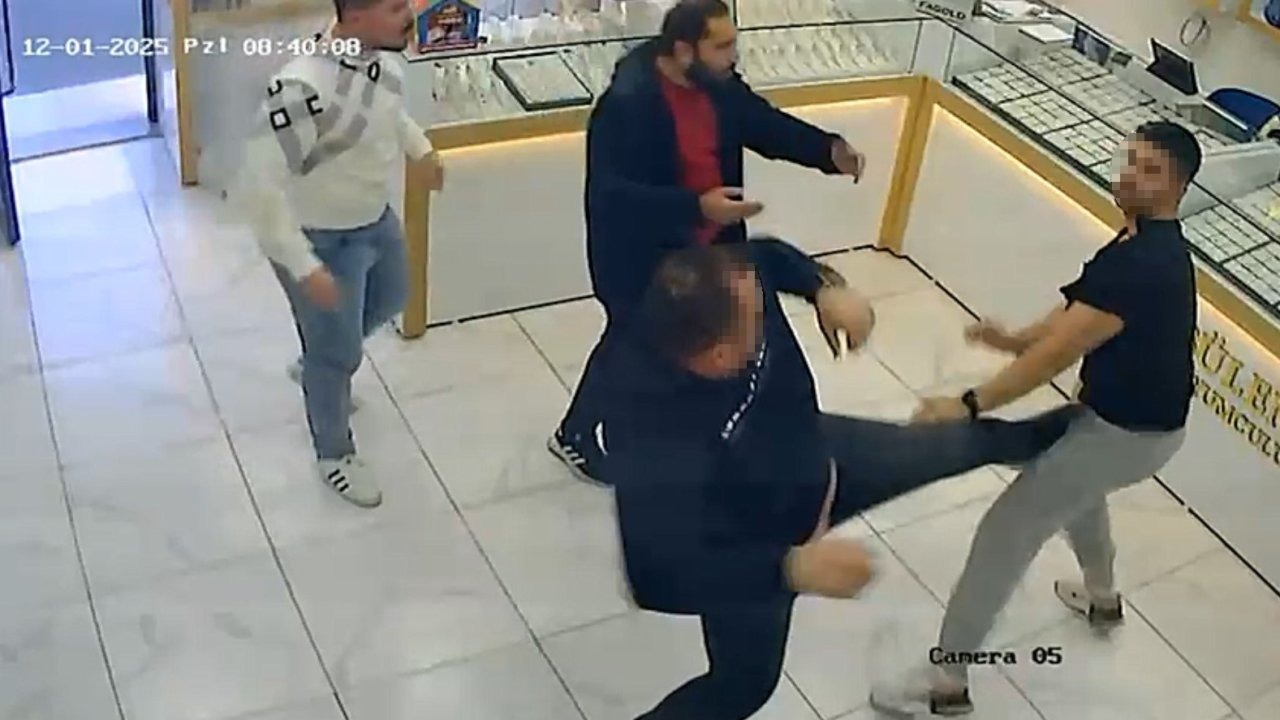 Kuyumcuların ’müşteri’ kavgası kamerada