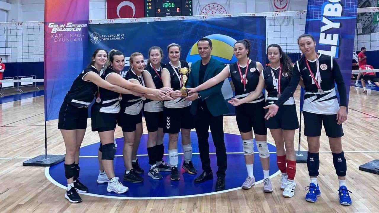 Manisa GSB Kadın Voleybol Takımı'ndan başarı: Türkiye ikincisi oldu!