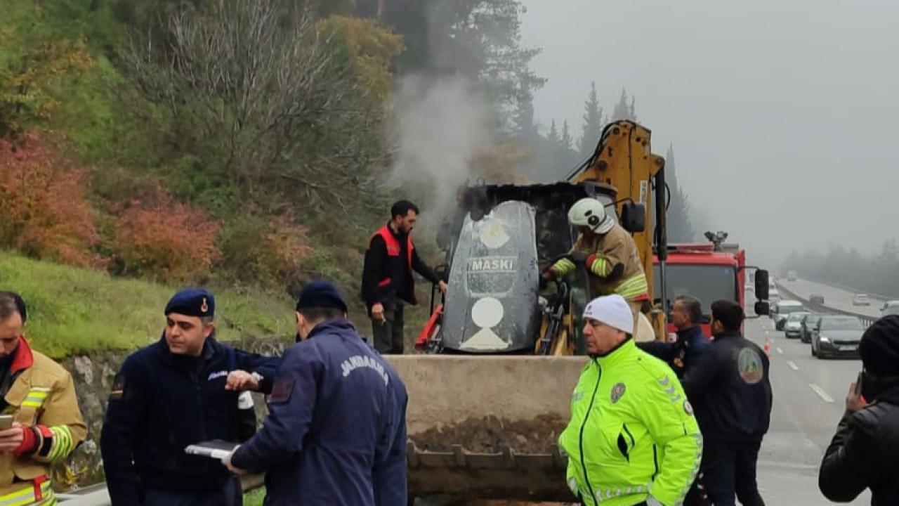 Manisa-İzmir Karayolu'nda kepçe alev aldı!