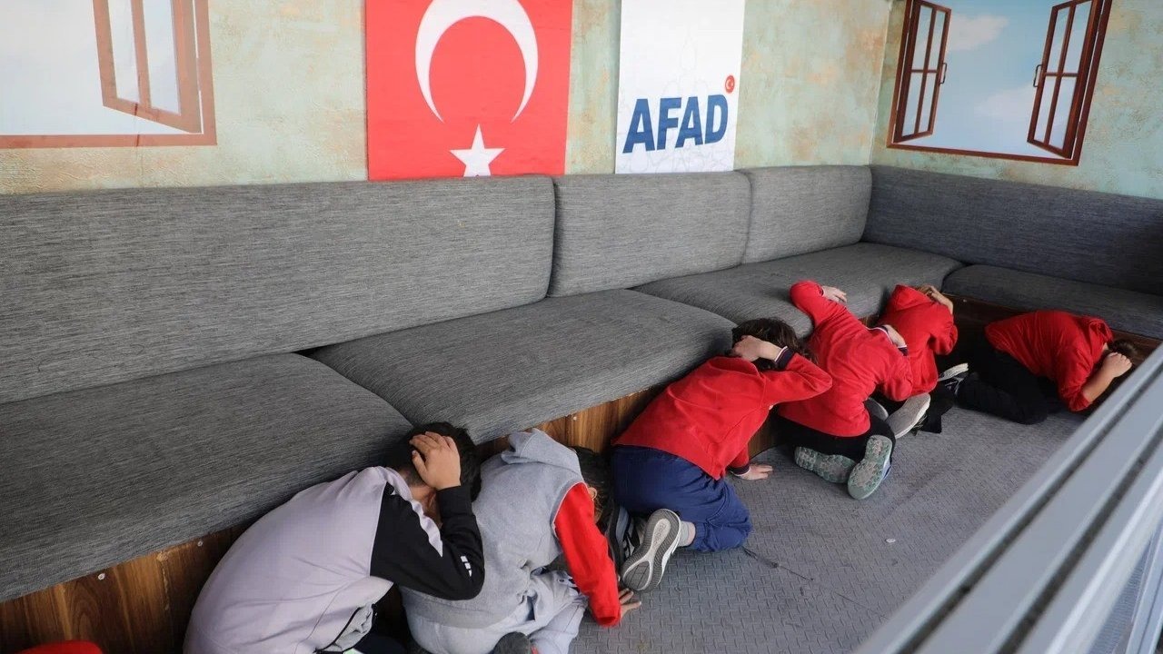 Manisa'da deprem anı gerçekçi bir ortamda canlandırıldı!