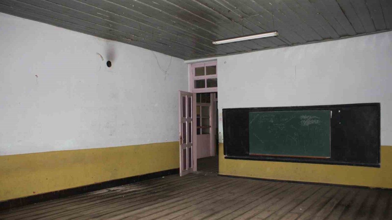 Manisa'da köklü halıcılık tarihi okulda yaşatılacak!