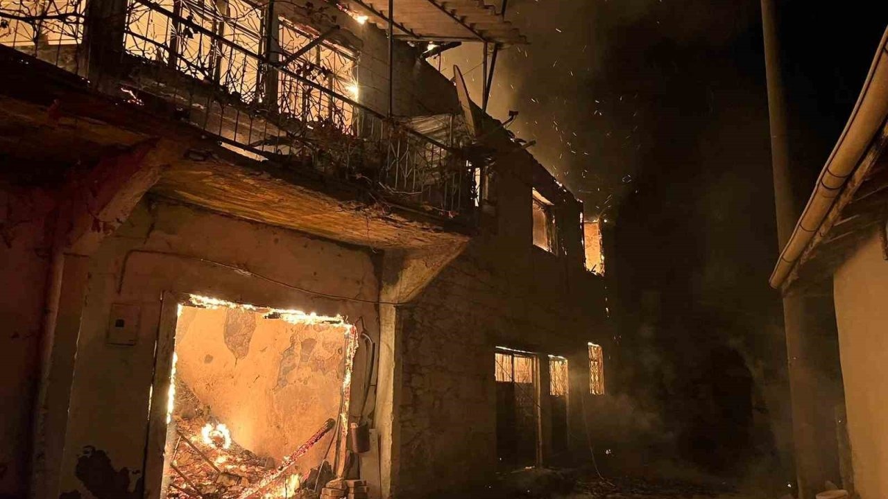 Manisa’da yangın felaketi: 5 eve sıçradı, 1 ölü 2 yaralı!