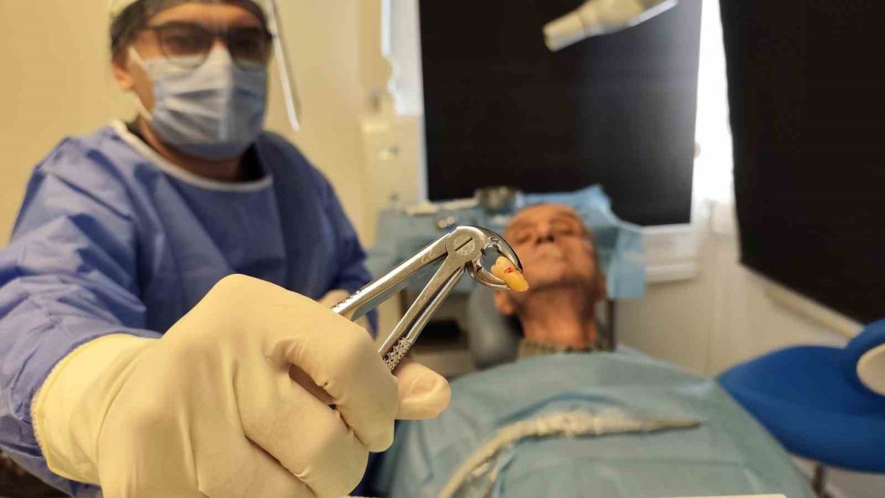 Manisalı dede diş ağrısıyla hastaneye gitti: 83 yaşında 20’lik dişi çıktı!