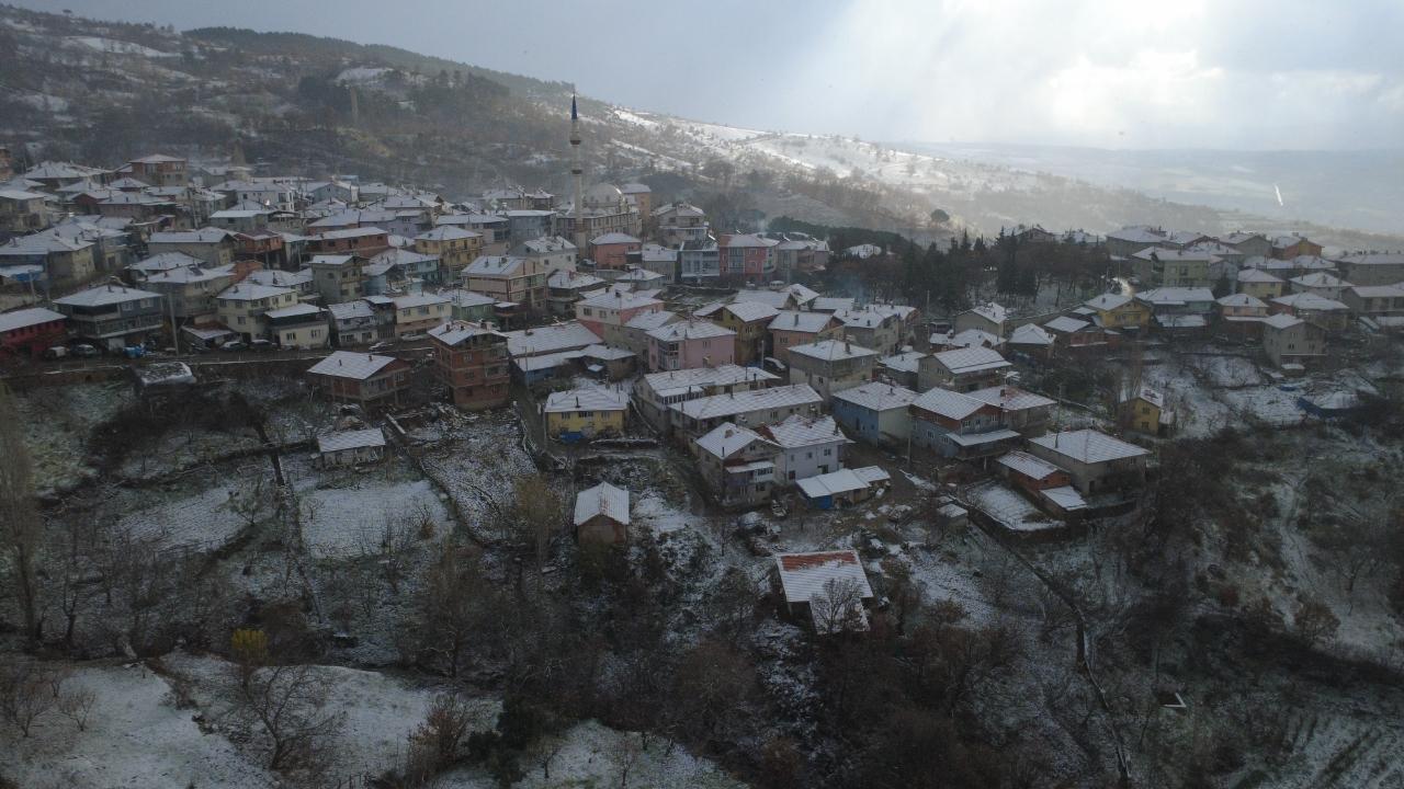 Manisa'nın o ilçesinde kar yağışı etkili oldu