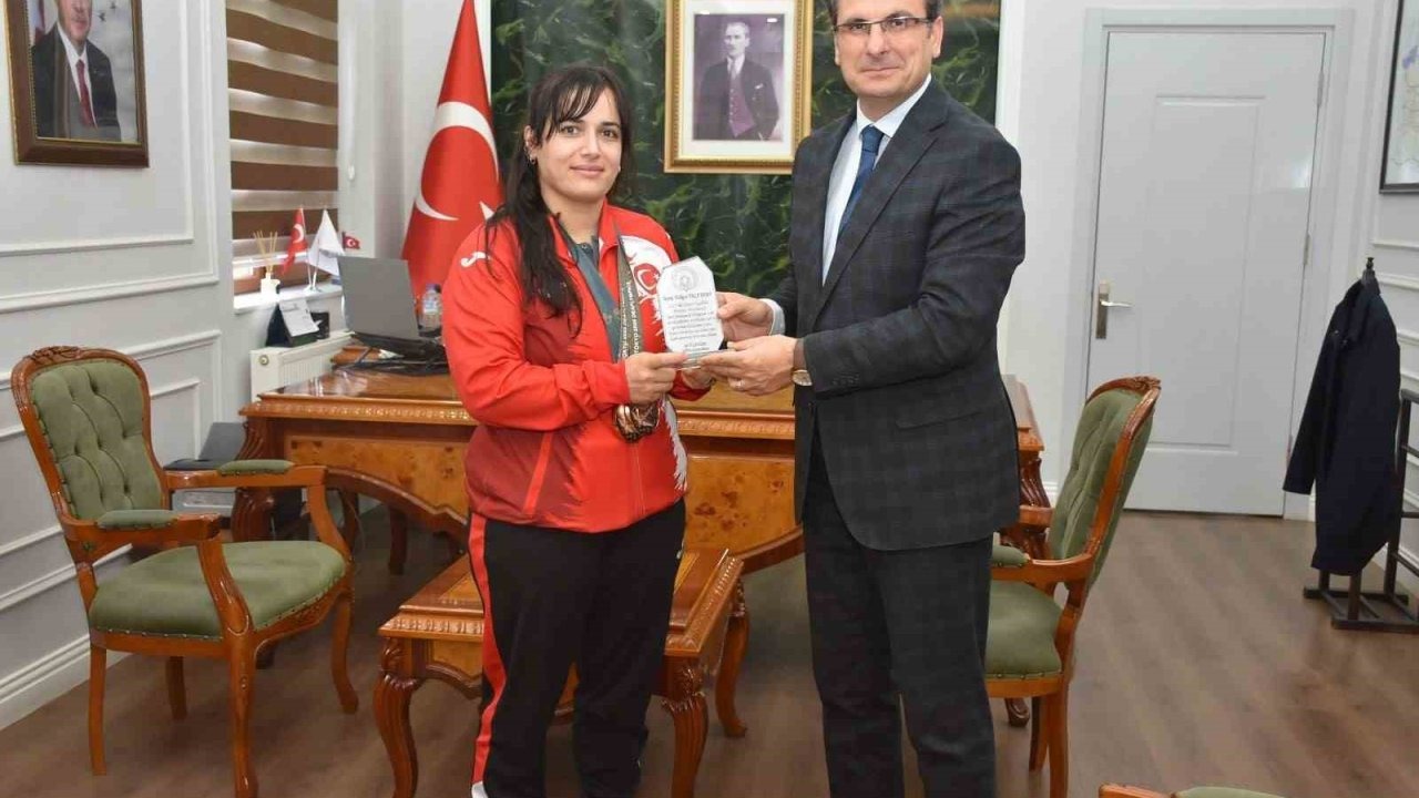 Olimpiyat madalyalı judocuya Kaymakam Güldoğan’dan plaket