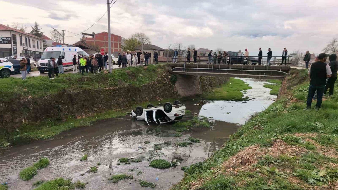 Otomobil dere yatağına uçtu: 3 yaralı