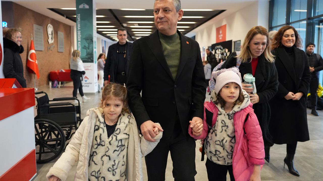 Özgür Özel sözünü tuttu: Ferdi Zeyrek’in ikiz kızlarını okula götürdü