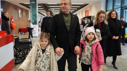 Özgür Özel sözünü tuttu: Ferdi Zeyrek’in ikiz kızlarını okula götürdü