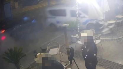 Polis aracı kafeteryaya daldı, 2 polis saniyelerle kurtuldu