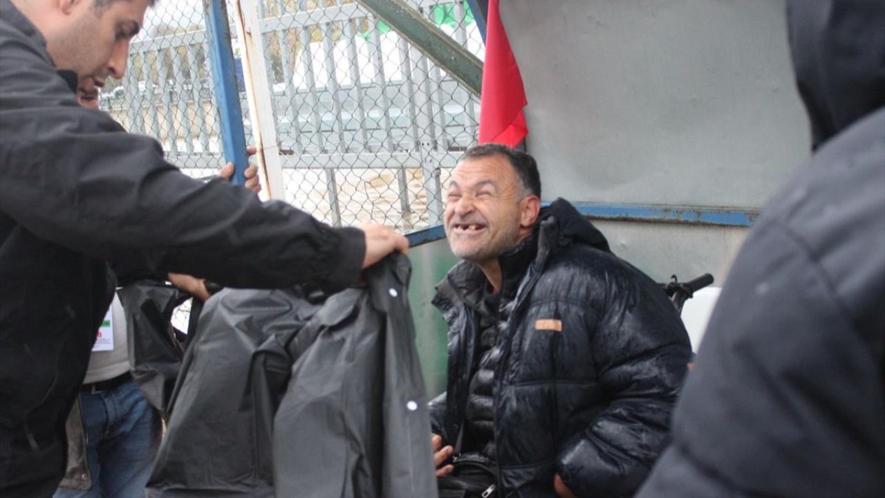 Polisten vefa örneği: Islanan engelliye yağmurluğunu verdi!