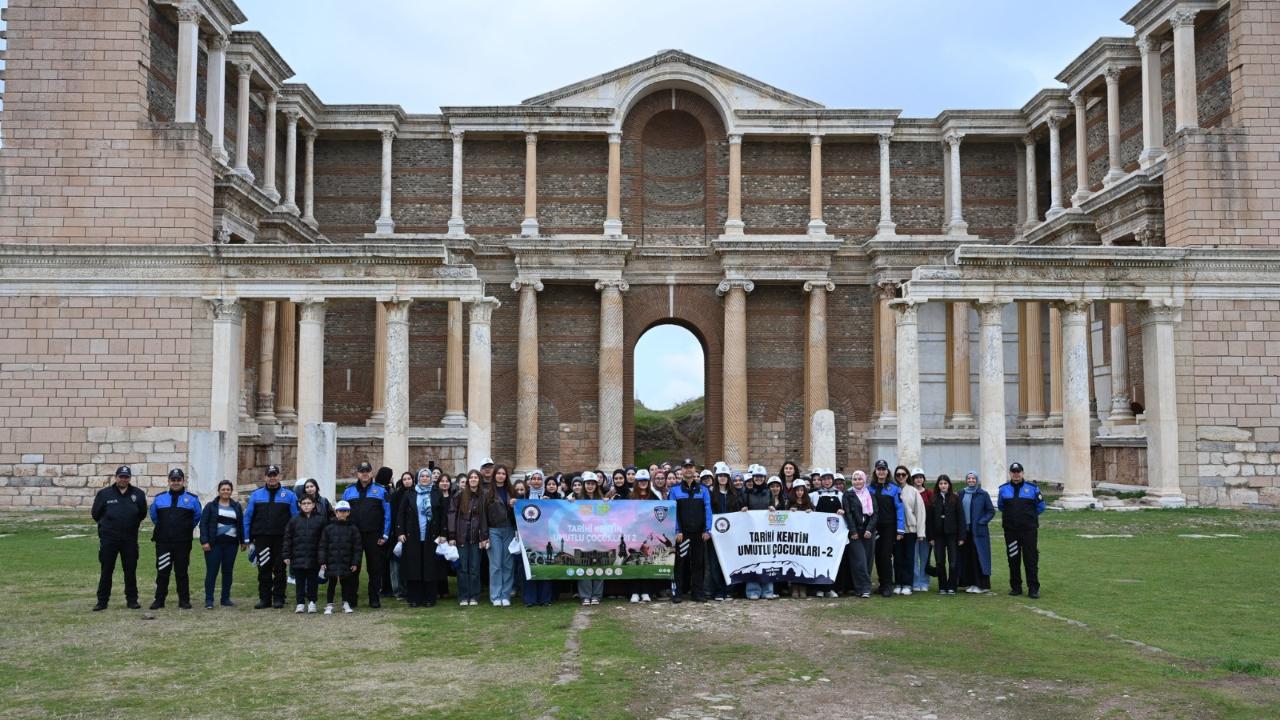 "Tarihi Kentin Umutlu Çocukları" Projesi Öğrencileri Manisa'nın Tarihiyle Buluştu