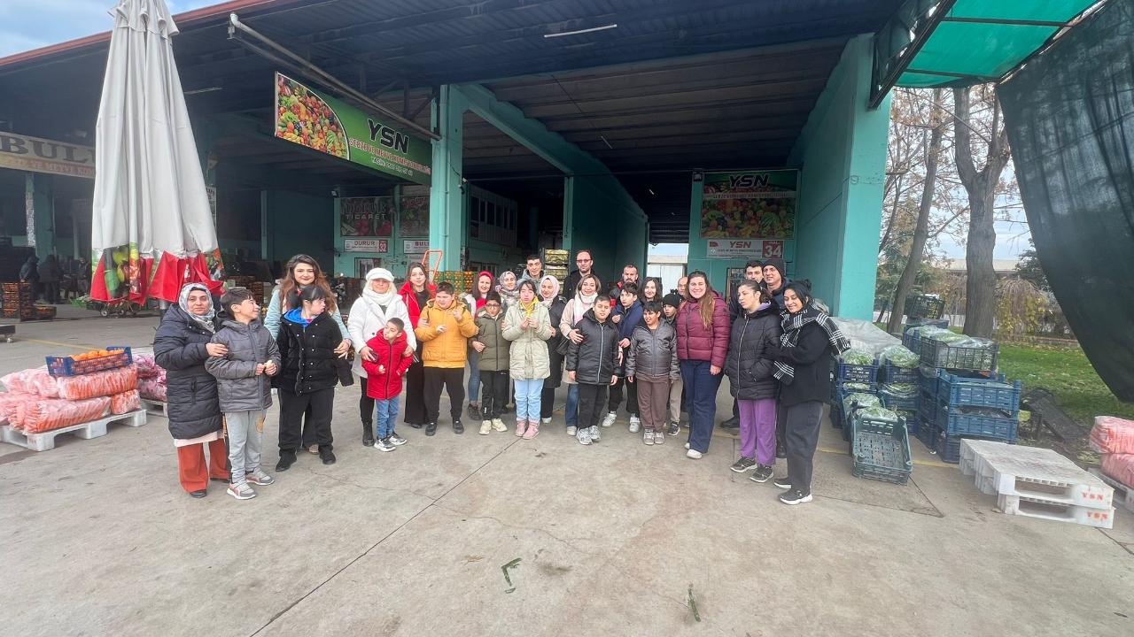 Turgutlu Büyükşehir Hal Ekipleri ve Hal Esnafından Özel Eğitime Anlamlı Ziyaret