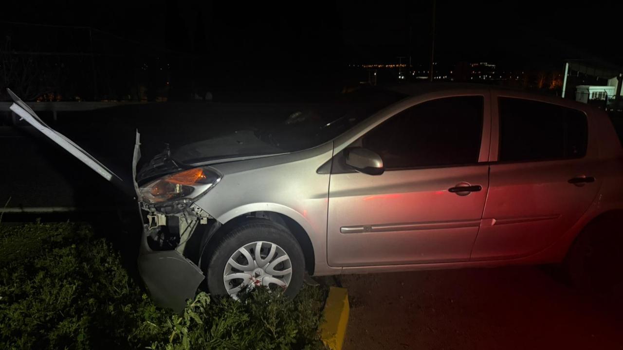 Avşar’da kaza: Otomobil orta refüje çarptı!