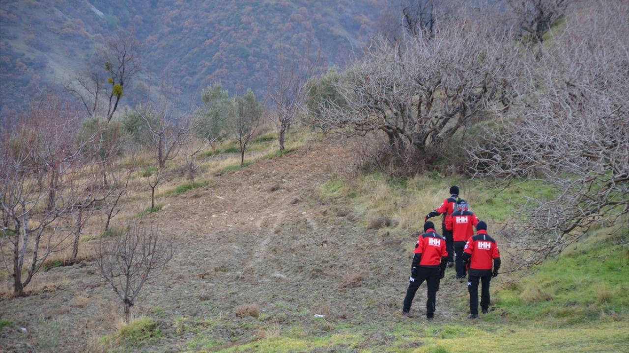 Demirci’de 8 Gündür Aranan Kadının Cansız Bedeni Dere Yatağında Bulundu