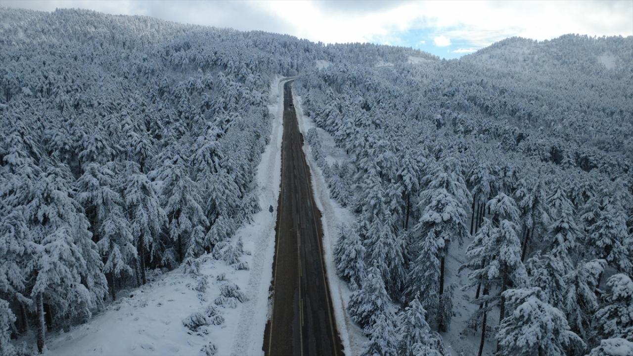 Demirci'de Yüksek Kesimler Beyaza Büründü, Kartpostallık Görüntüler Oluştu