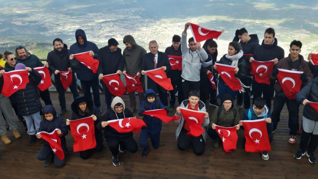 İstiklal Marşı Spil Dağı’nın Zirvesinde Yankılandı