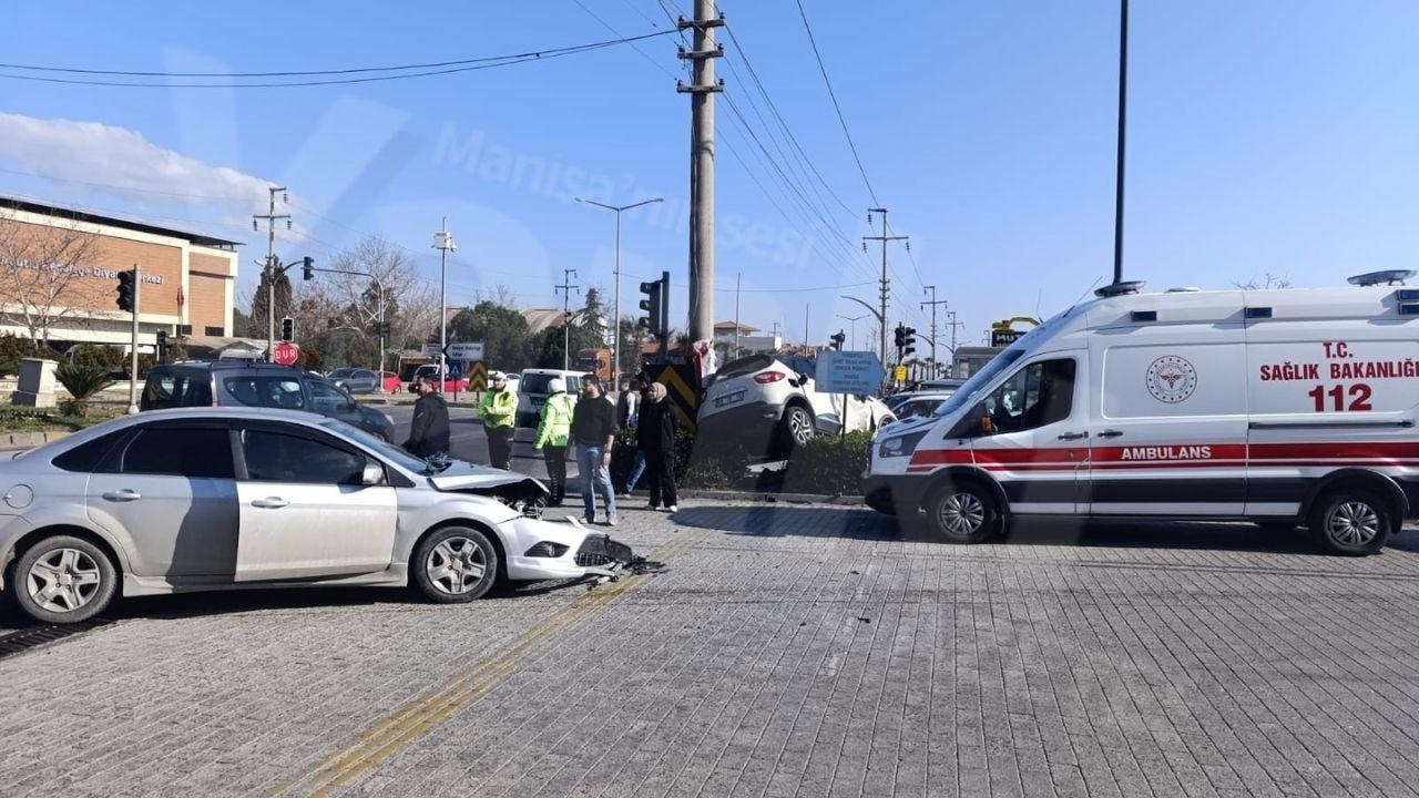 İzmir-Ankara Asfaltı'nda kaza: Çarpmanın etkisiyle refüje çıktı, 4 yaralı!