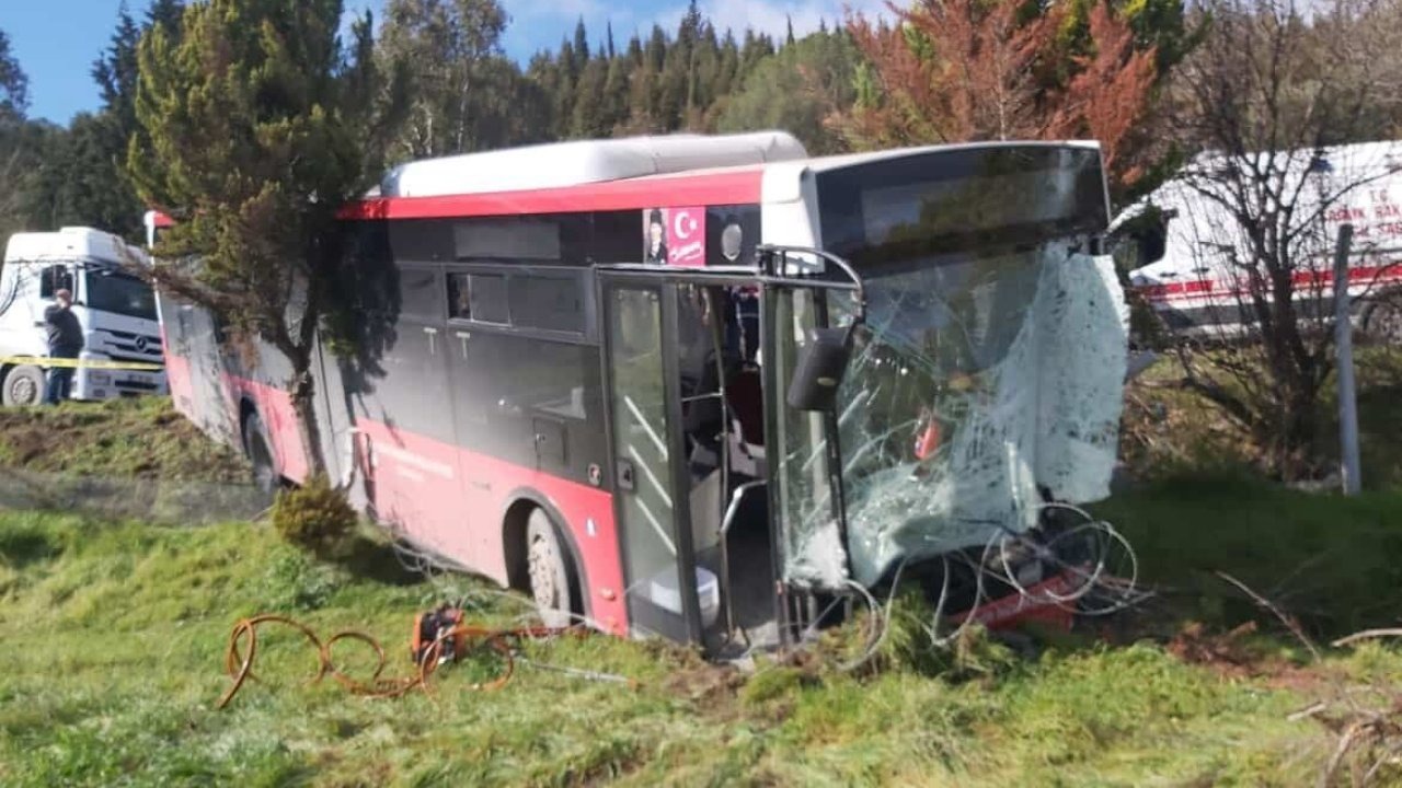 İzmir’de feci kaza: Belediye otobüsü ile panelvan çarpıştı, 1 ölü, 8 yaralı!