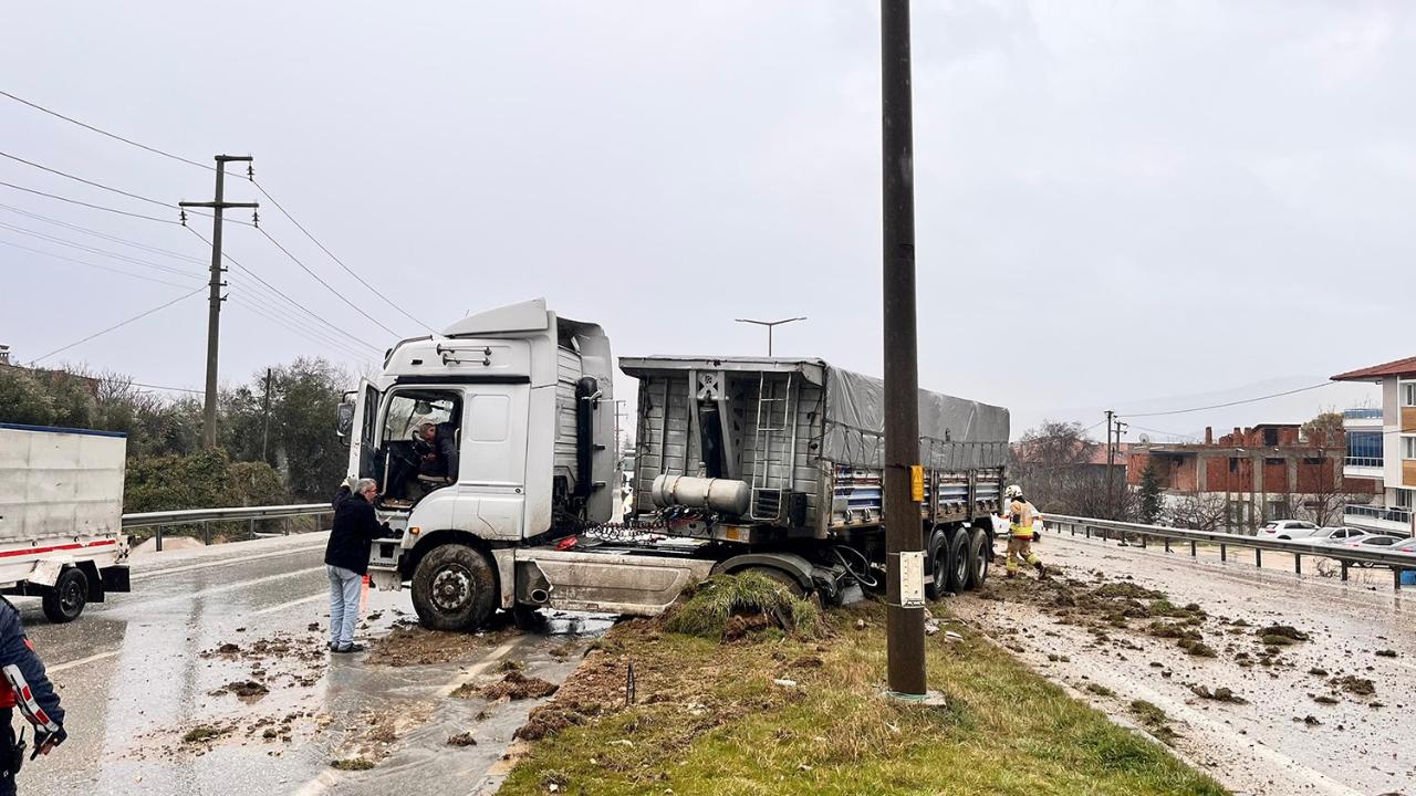 Kaygan Yolda Kontrolden Çıkan Tır Orta Refüje Çıktı